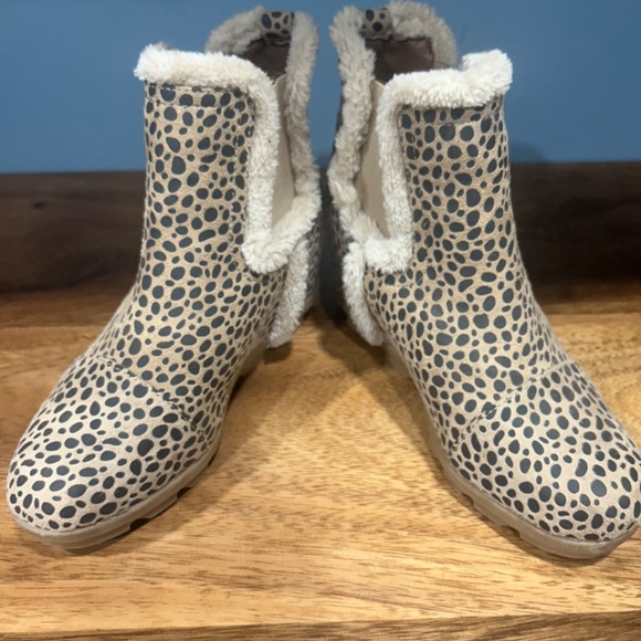 Shoes - Picture 2 of 4